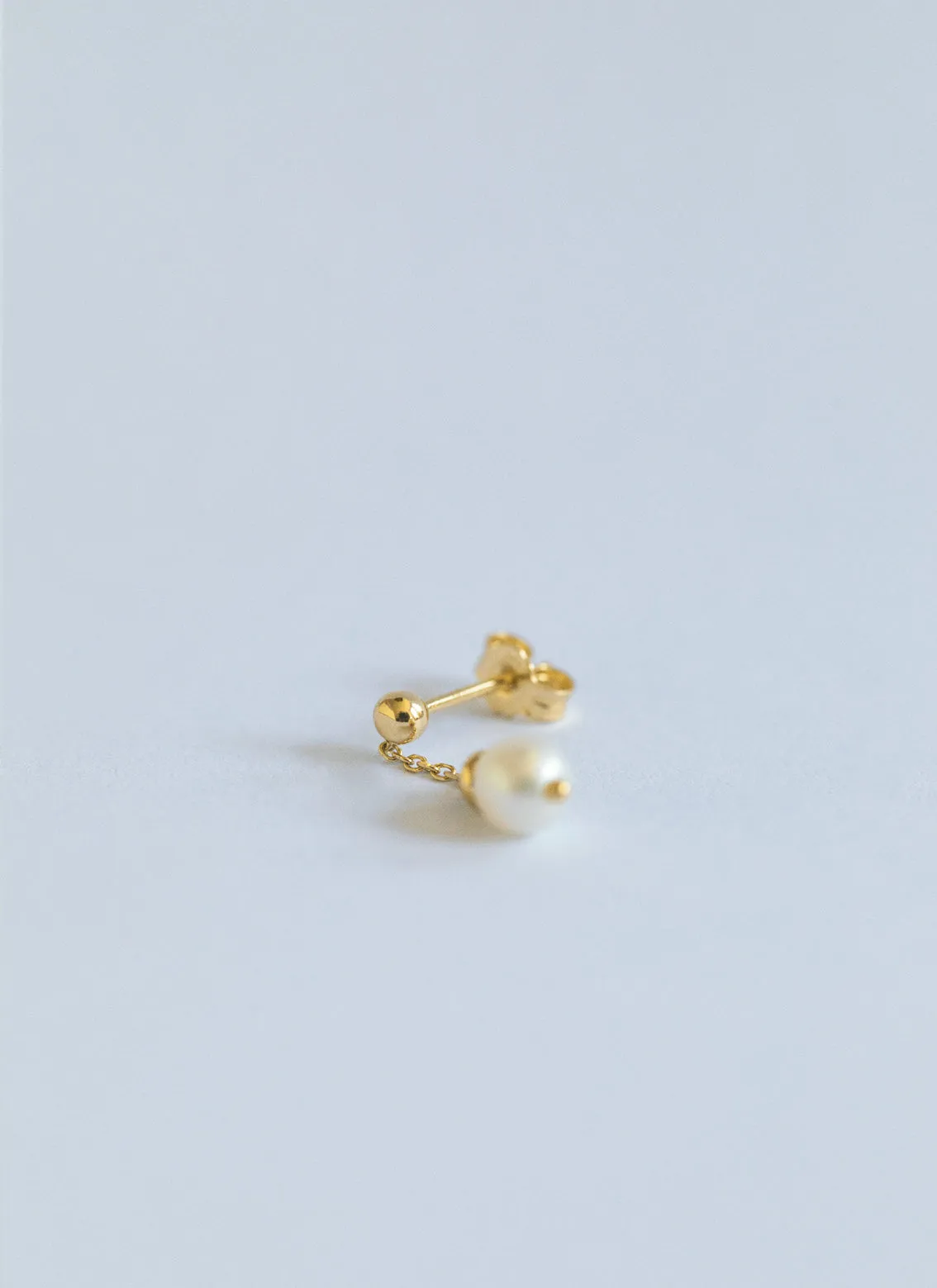 Mae pearl single earstud 14k gold