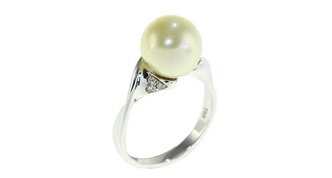 Pearl Ring with Diamond