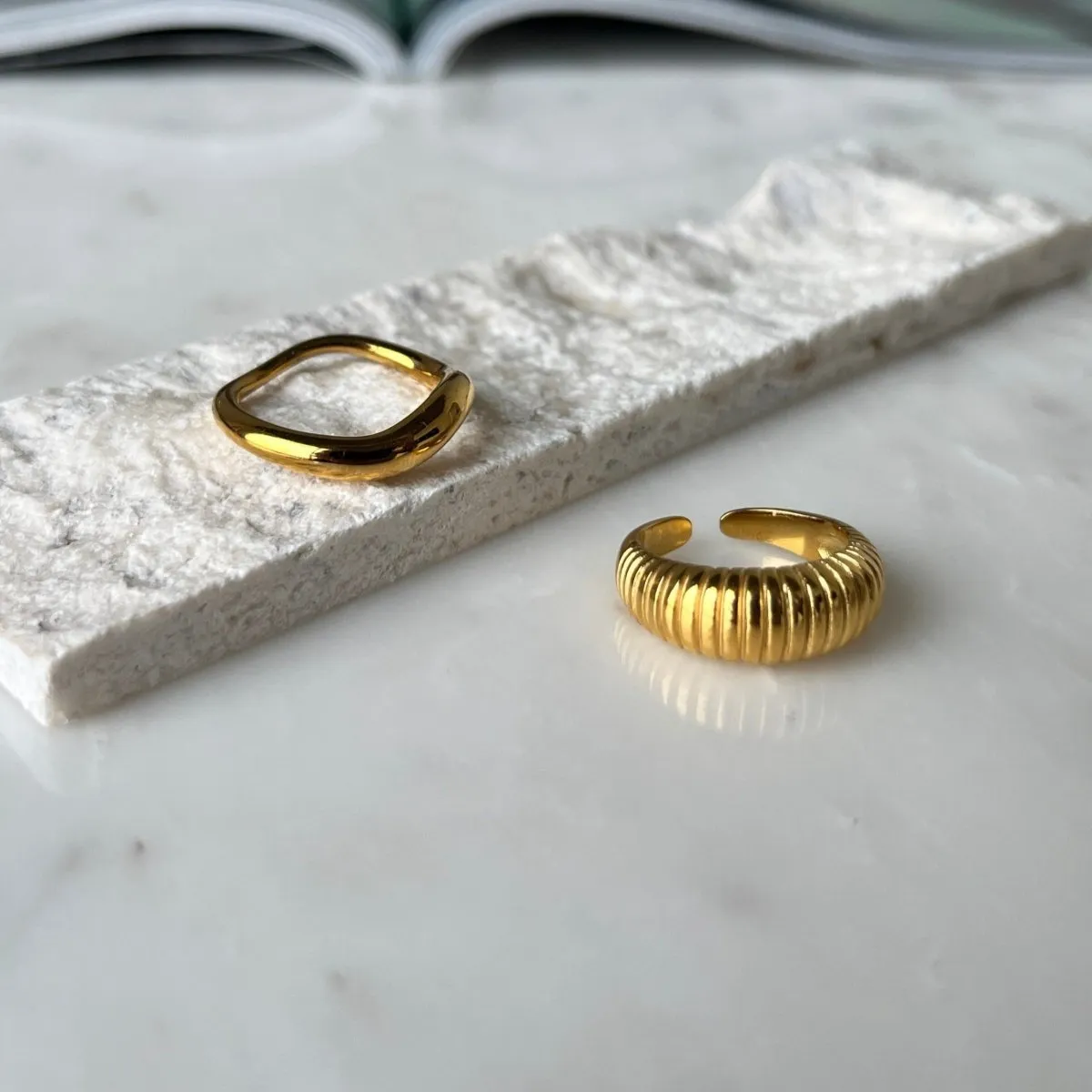 RIBBED GOLDEN RING