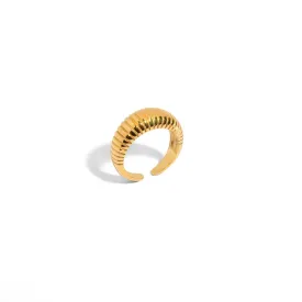 RIBBED GOLDEN RING